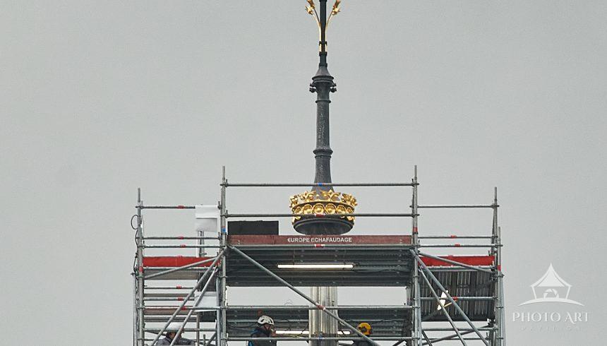 No elevator. No safety harness. No fear. Workers start dismantling the construction supports for the